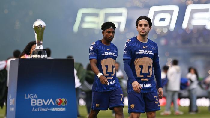 Carrillo y Angulo junto al trofeo | IMAGO7