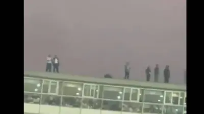 ¿Y esto? Aficionados ven la Final de Vuelta desde la azotea del palco de transmisiones de CU