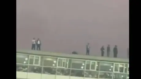 ¿Y esto? Aficionados ven la Final de Vuelta desde la azotea del palco de transmisiones de CU