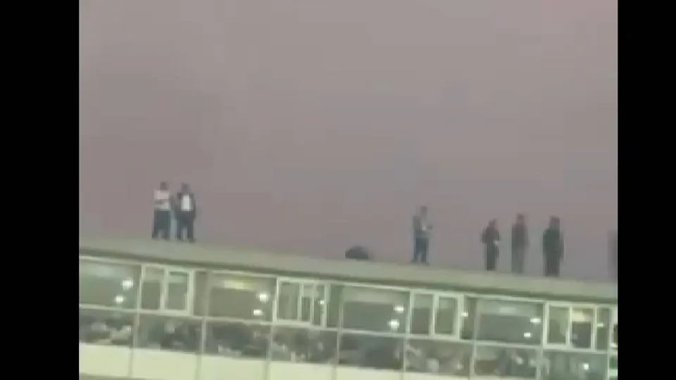 ¿Y esto? Aficionados ven la Final de Vuelta desde la azotea del palco de transmisiones de CU