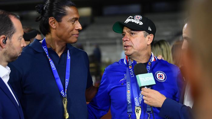 Víctor Velázquez con Joel Huiqui tras la obtención de la Décima con Cruz Azul | MEXSPORT
