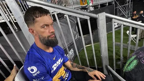 Finn Bálor con el jersey de los Pumas | FOTO DE VERÓNICA RODRÍGUEZ