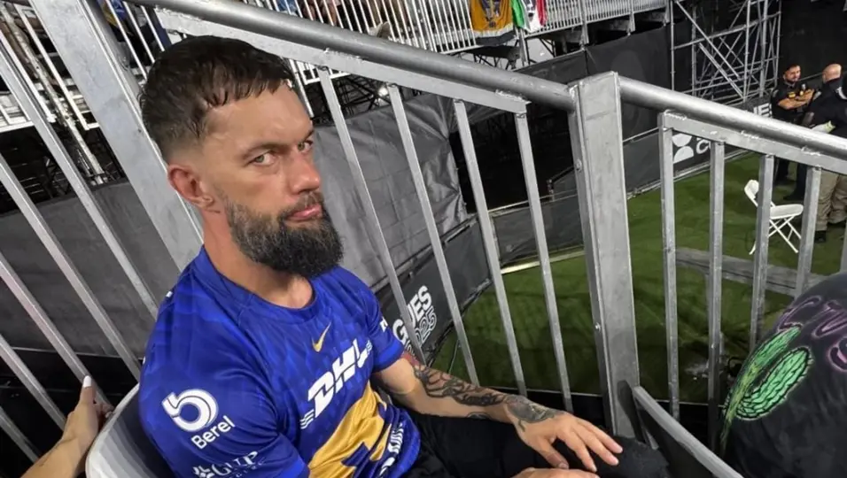 Finn Bálor con el jersey de los Pumas | FOTO DE VERÓNICA RODRÍGUEZ