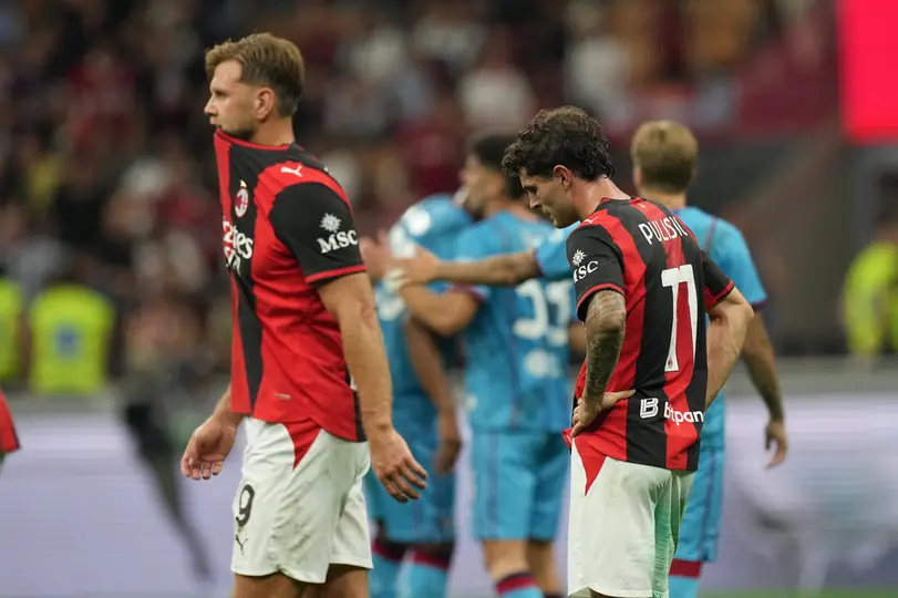 Jugadores de AC Milan en lamento tras derrota contra Cagliari en Serie A | AP