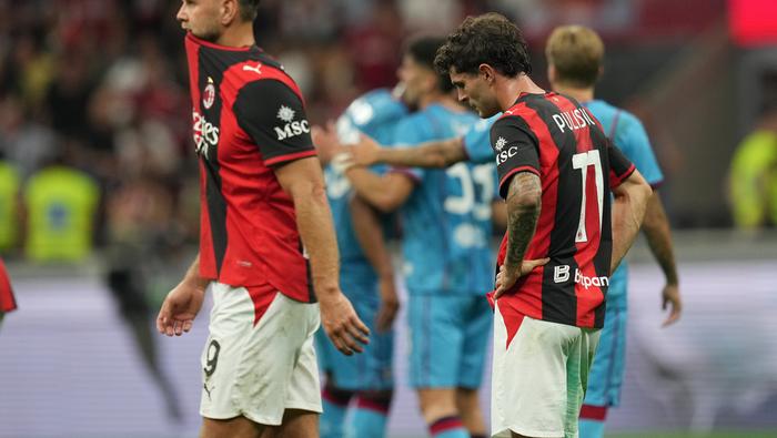 Jugadores de AC Milan en lamento tras derrota contra Cagliari en Serie A | AP