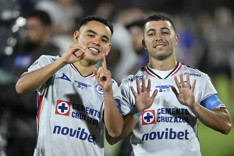 Erik Lira y Charly Rodríguez, jugadores de Cruz Azul | IMAGO7