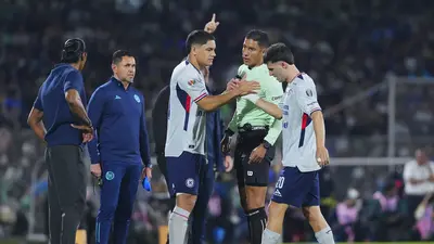 Paradela se lesiona tras jugada con Carrasquilla y abandona el Pumas - Cruz Azul antes del descanso