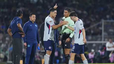 Paradela se lesiona tras jugada con Carrasquilla y abandona el Pumas - Cruz Azul antes del descanso