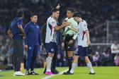 Paradela se lesiona tras jugada con Carrasquilla y abandona el Pumas - Cruz Azul antes del descanso
