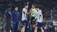 Paradela se lesiona tras jugada con Carrasquilla y abandona el Pumas - Cruz Azul antes del descanso