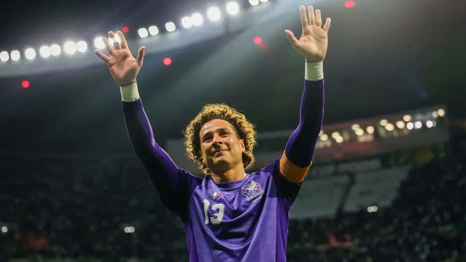 Guillermo Ochoa saluda a la afición en el Estadio de la Ciudad de México | MIGUEL PONTÓN