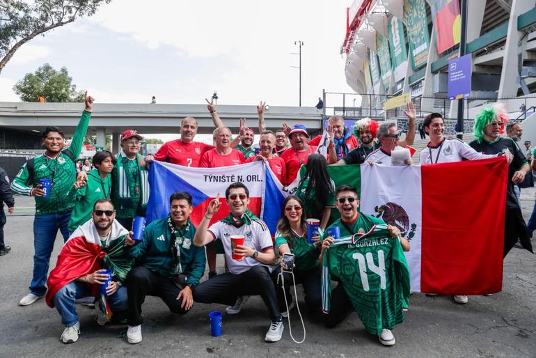 Mexicanos y Checos en el Estadio Ciudad de México | Gina Sánchez