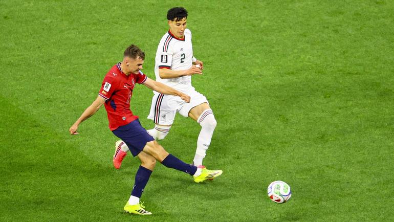Jorge Sánchez observa un tiro de Chequia | MEXSPORT