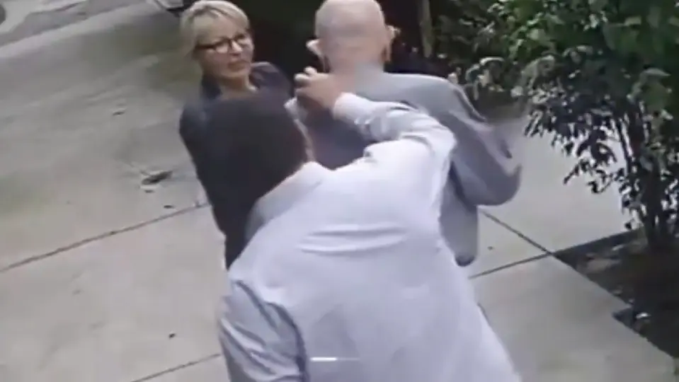 El señor confía en la mujer y el hombre por eso se deja limpiar sin saber que lo robarían / Especial