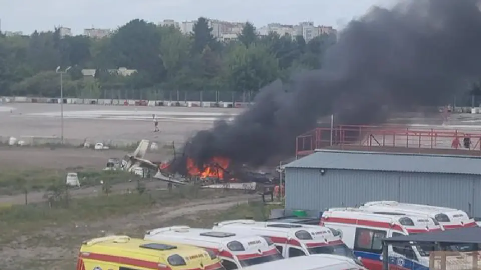VIDEO: Avioneta se estrella, explota y deja varios muertos a su paso