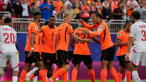 Jugadores de Países Bajos celebrando el gol ante Túnez | AP