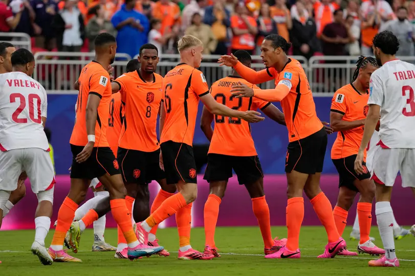 Jugadores de Países Bajos celebrando el gol ante Túnez | AP