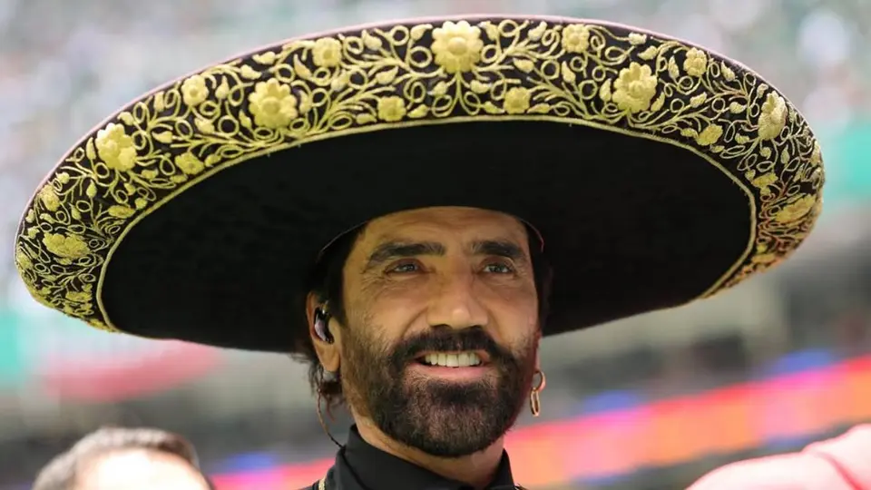 El Potrillo va por el récord de "La serenata más grande". / @fifaworldcup - @alexoficial