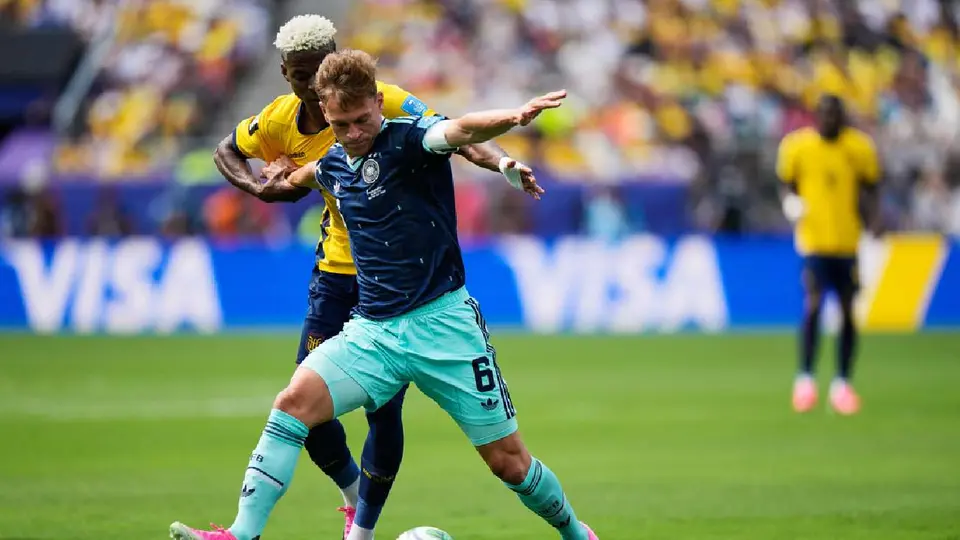 Joshua Kimmich y Nilson Angulo | AP