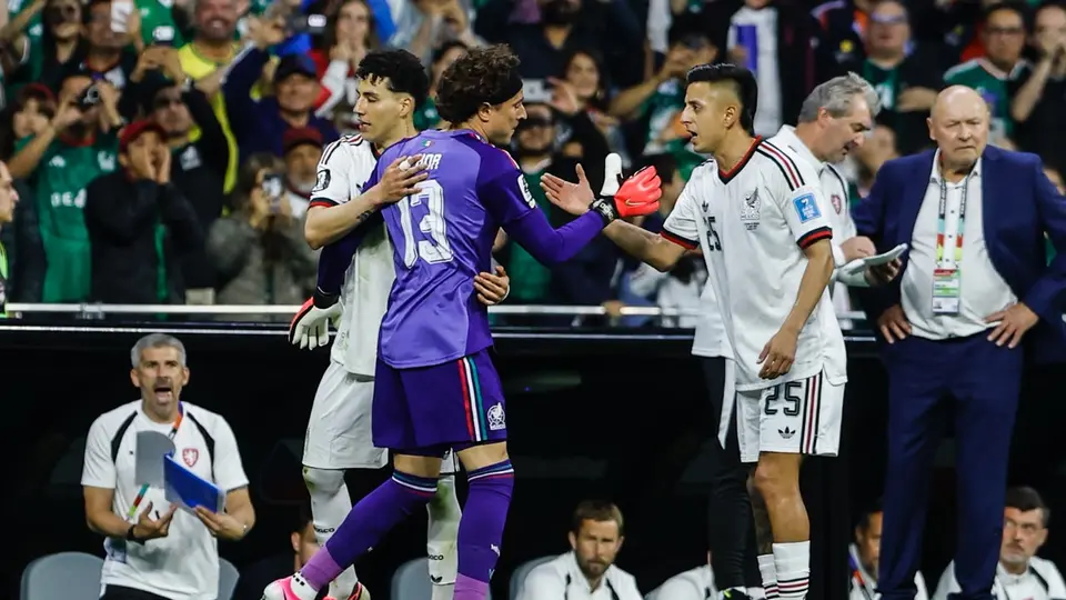 Guillermo Ochoa entra de cambio | MIGUEL PONTÓN
