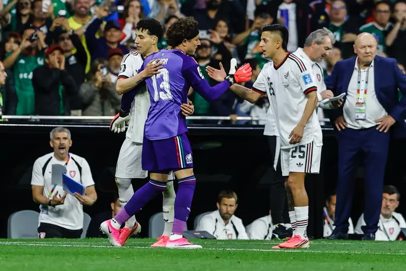 Guillermo Ochoa entra de cambio | MIGUEL PONTÓN