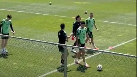 Jugadores de la selección se burla con la prensa en entrenamiento | Captura de pantalla