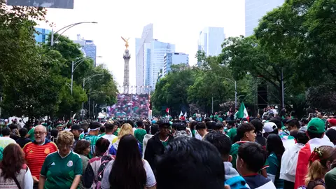 Casi un millón de personas se dieron cita en el Ángel de la Independencia para celebrar el triunfo de México ante Chequia | MEXSPORT