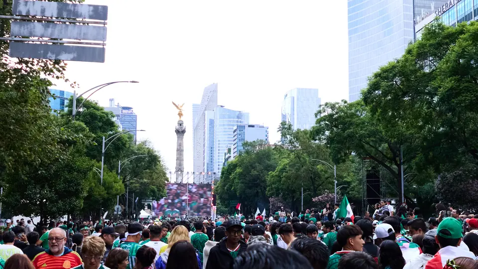 Casi un millón de personas se dieron cita en el Ángel de la Independencia para celebrar el triunfo de México ante Chequia | MEXSPORT
