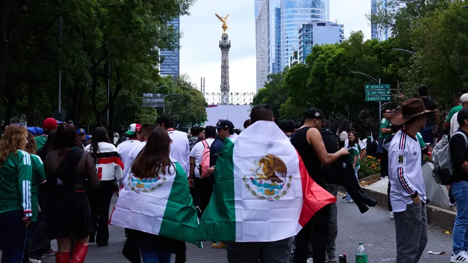 ¡La lluvia no los detuvo! Casi un millón de aficionados celebraron la victoria de México sobre Chequia