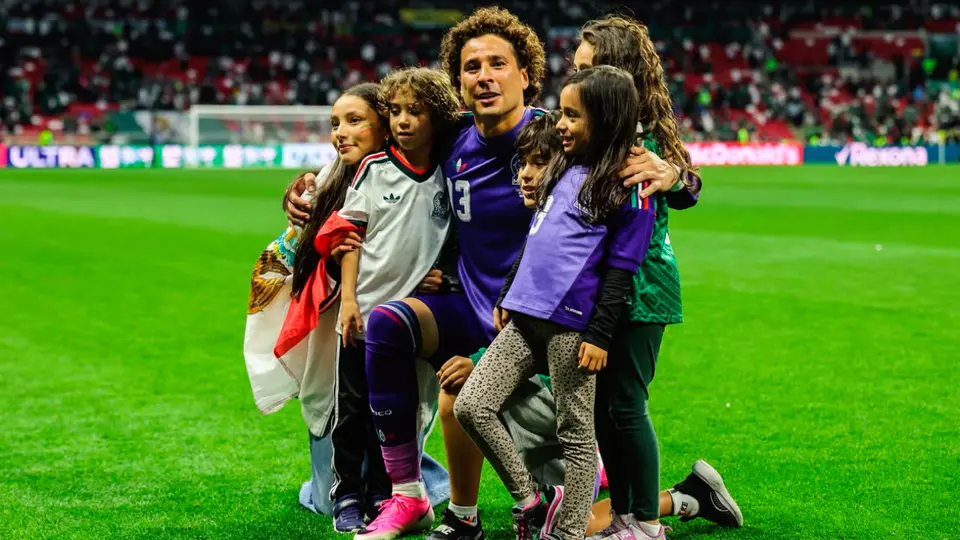 Ochoa Posa con su familia en el césped del Estadio de la Ciudad de México | MIGUEL PONTÓN