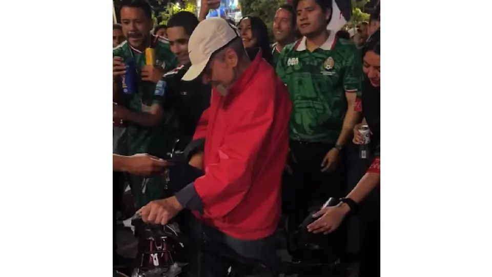El gesto solidario ocurrió en la Glorieta de La Minerva y rápidamente se volvió viral durante la Copa Mundial 2026./ Captura de pantalla