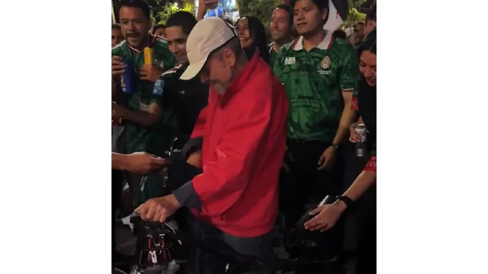 El gesto solidario ocurrió en la Glorieta de La Minerva y rápidamente se volvió viral durante la Copa Mundial 2026./ Captura de pantalla