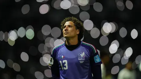 Con Messi y Cristiano: Guillermo Ochoa presume parche de leyenda