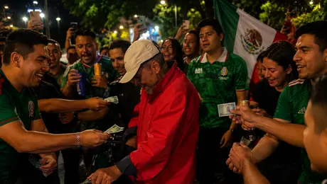 VIDEO: Abuelito vendía playeras del Tri y la afición mexicana le cambió el día con una ‘coperacha’
