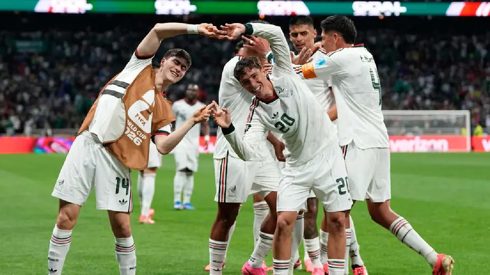 Mateo Chávez y Hormiga González tras gol de México | AP