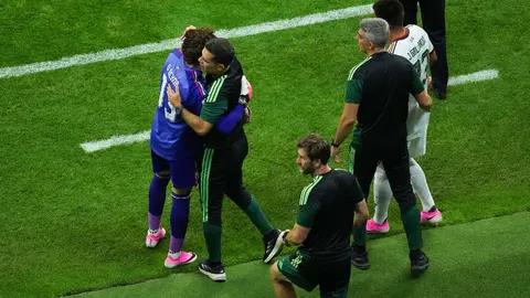 Guillermo Ochoa con el cuerpo técnico de México | IMAGO7