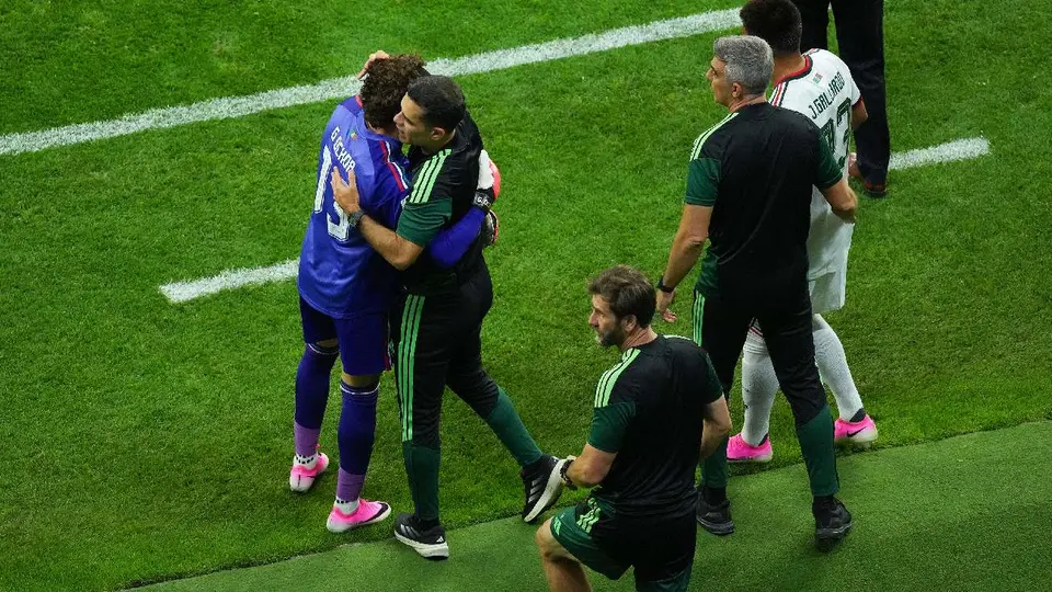 Guillermo Ochoa con el cuerpo técnico de México | IMAGO7