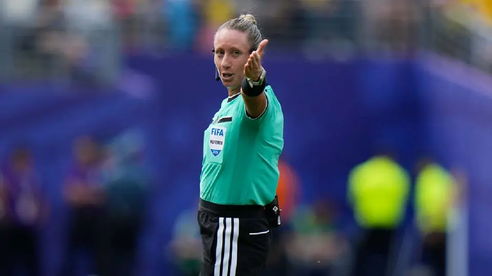 Tori Penso, arbitra del Ecuador vs Alemania | AP