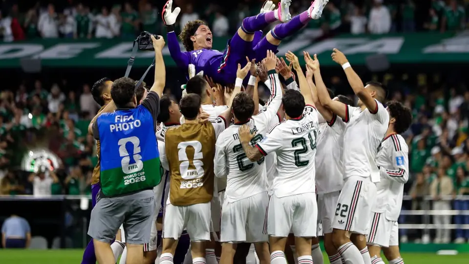 Ochoa es levantado por los aires por sus compañeros | GINA SÁNCHEZ