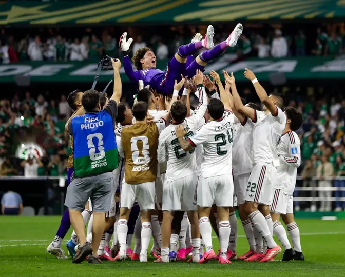 Ochoa es levantado por los aires por sus compañeros | GINA SÁNCHEZ