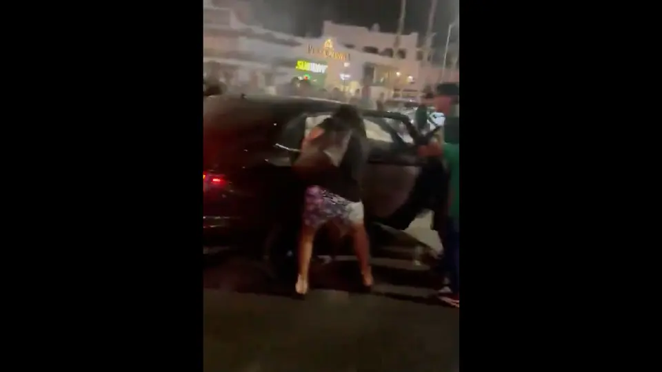 Los aficionados golpearon al dueño del auto por atropellar a varias personas / Especial