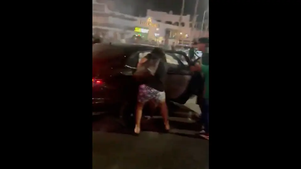 Los aficionados golpearon al dueño del auto por atropellar a varias personas / Especial