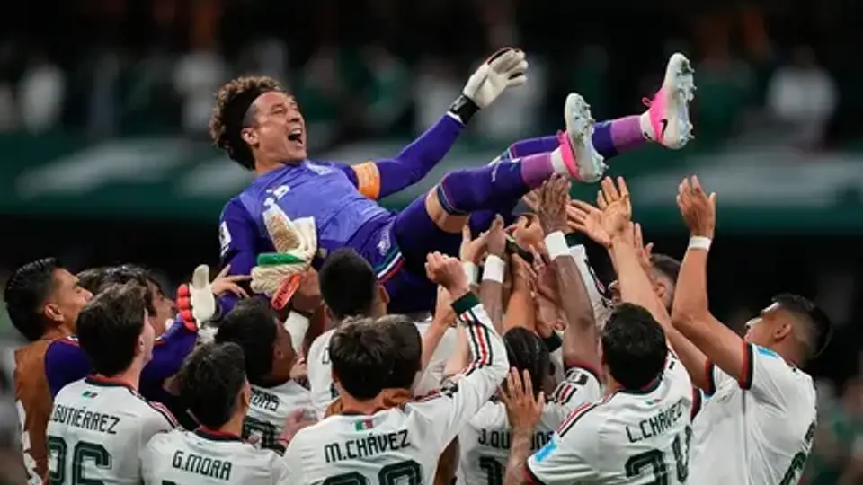 El entusiasmo por la Selección Mexicana también se vivió en plazas públicas, hogares y fan fests, donde miles de aficionados apoyaron al Tricolor./ AP