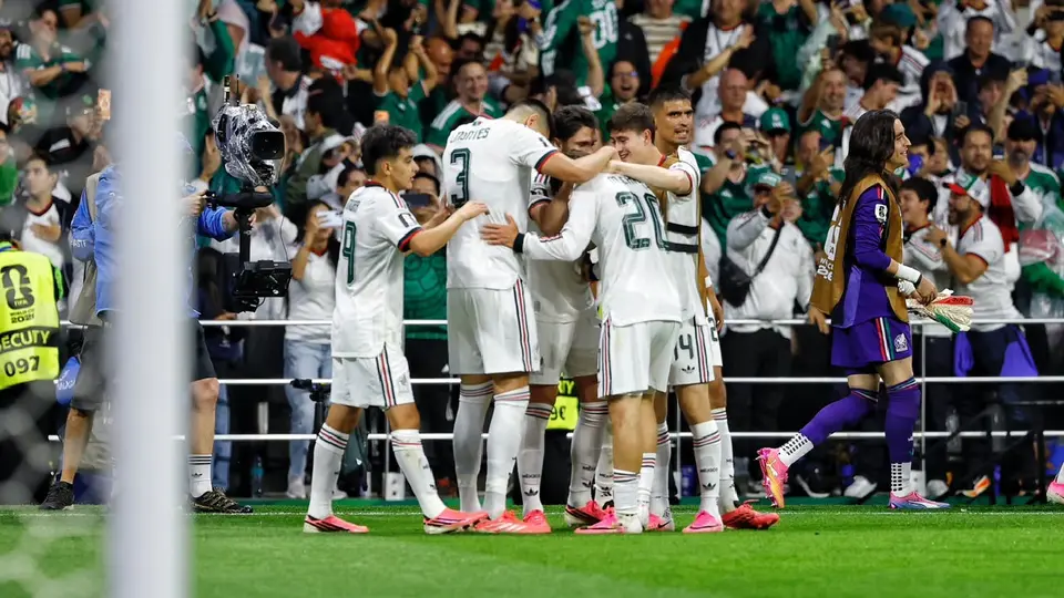 Jugadores de México celebrando el gol de Mateo Chávez | MIGUEL PONTÓN