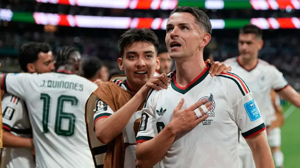 Gilberto Mora y Álvaro Fidalgo con Mexico | AP