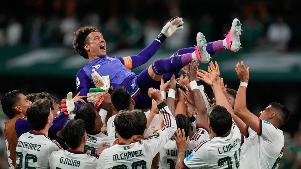 Jugadores de México lanza a Memo Ochoa en el aire luego de la victoria contra Chequia en el Mundial 2026 | AP