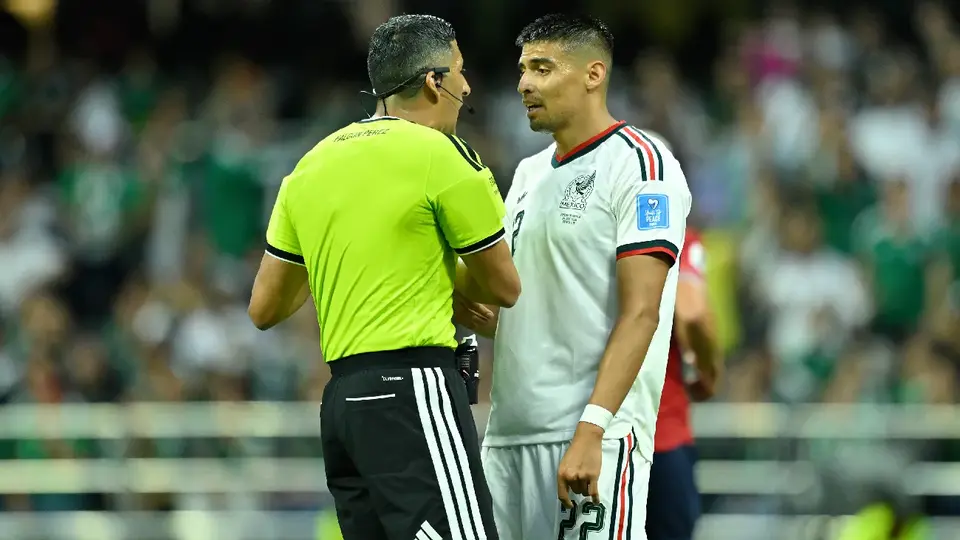 ¿Era penalti? La polémica acción sobre Guillermo Martínez ante Chequia