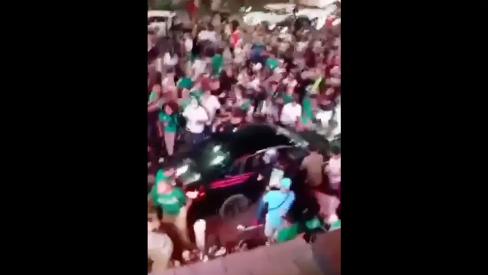 Una multitud de personas fue arrollada por un automovilista que no le gustó que empujaran su vehículo / Especial