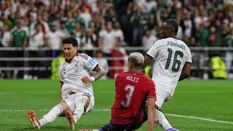 Julián Quiñones empuja el balón para el segundo tanto del Tri | MIGUEL PONTÓN