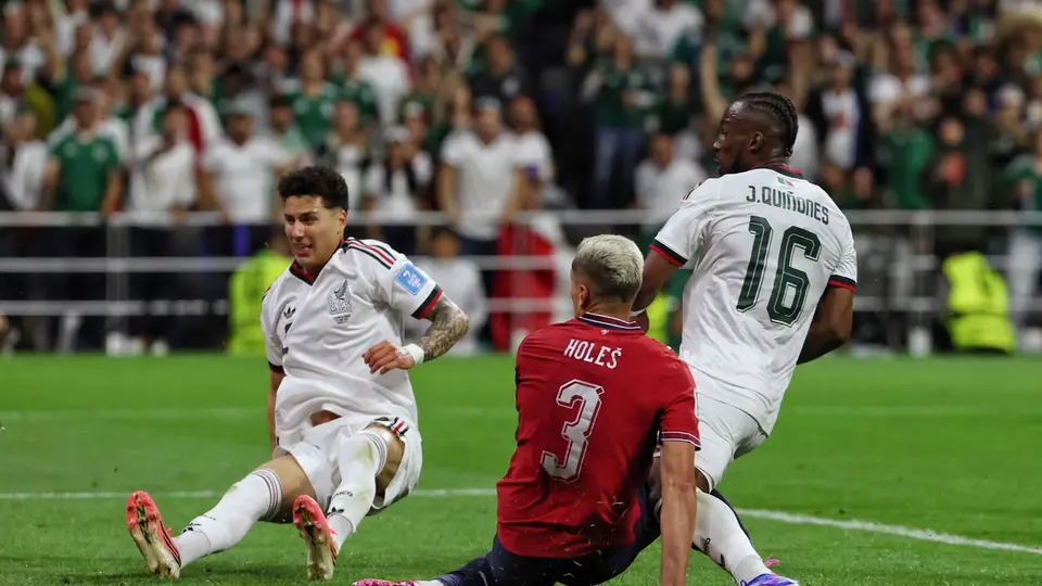 Julián Quiñones empuja el balón para el segundo tanto del Tri | MIGUEL PONTÓN